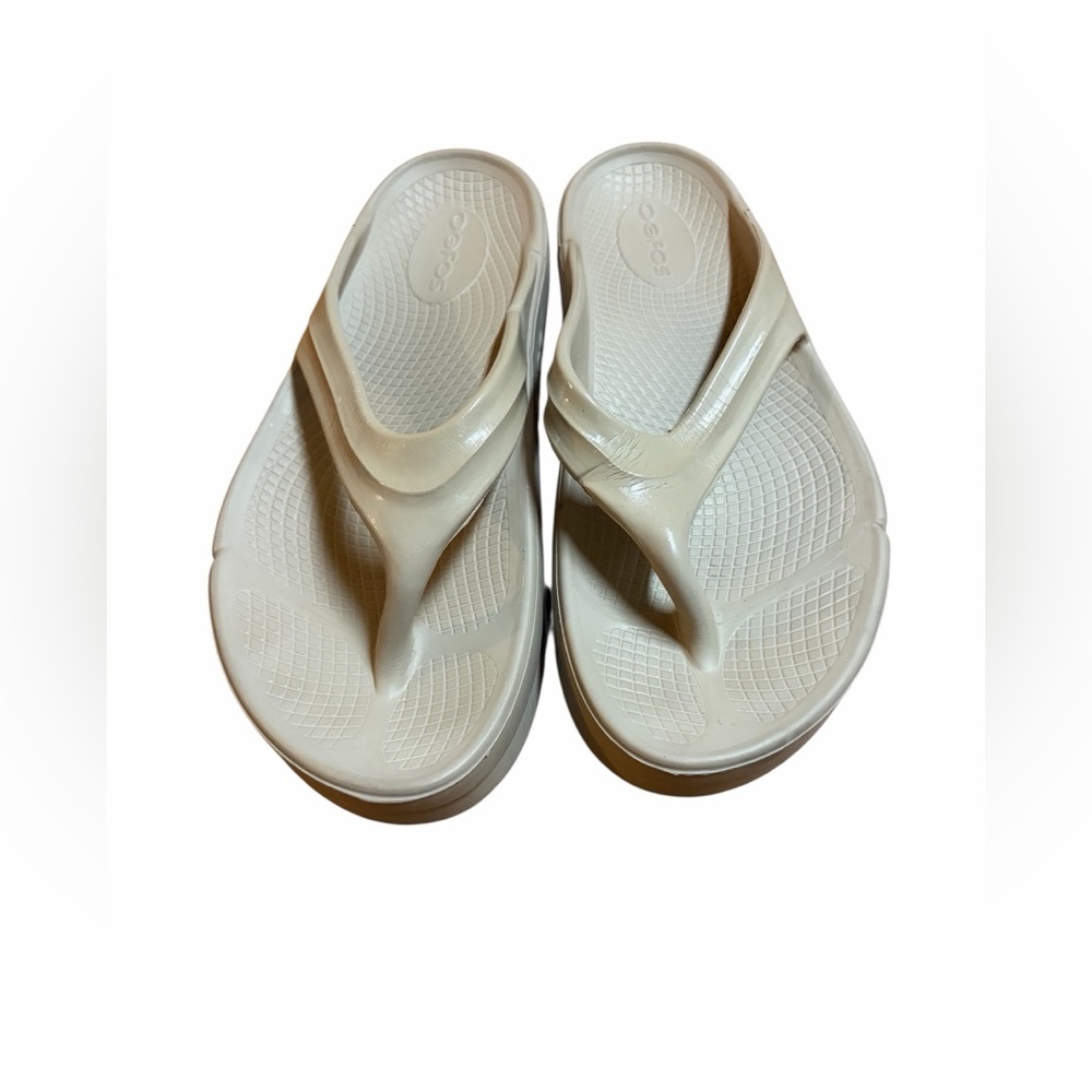 CROCS Tan Flip Flop Sandals - Picture 1 of 9